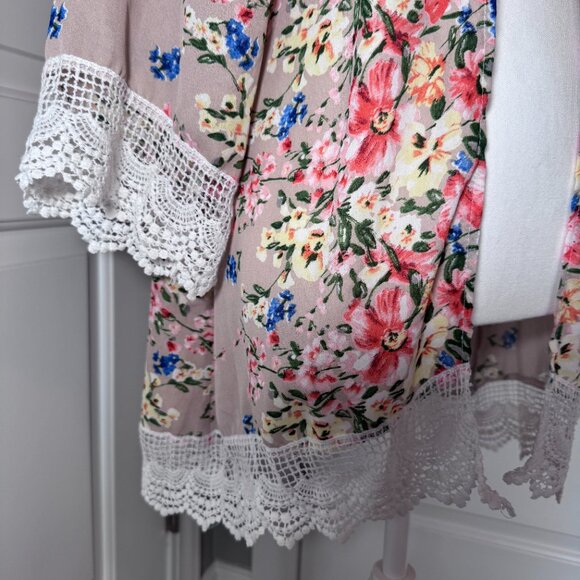 Kimono Style Floral Top with Lace, Size Small - Picture 3 of 9